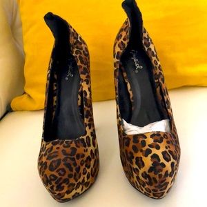 Animal print woman heel. Never worn
